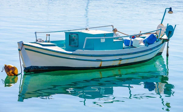 Barco de pesca frente a la costa de Creta, Grecia —  Fotos de Stock