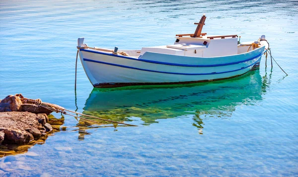 ギリシャ、クレタ島の海岸の沖の漁船 — ストック写真