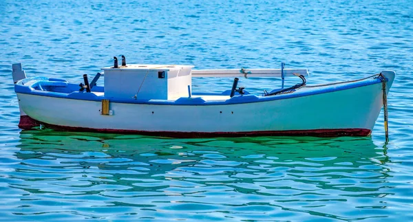 Barco de pesca ao largo da costa de Creta, Grécia Fotos De Bancos De Imagens