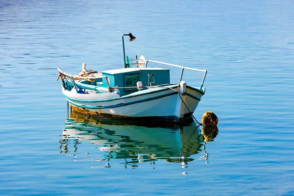 希腊克里特岛海岸钓鱼船 图库照片