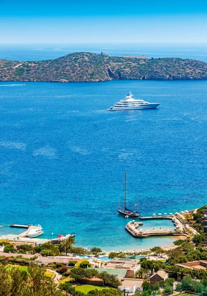 Groot luxe wit jacht voor de kust van Kreta, Griekenland. — Stockfoto