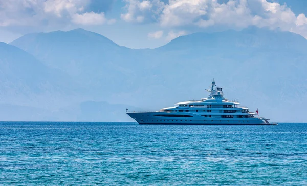 Large luxury white yacht off the coast of Crete, Greece. — Stock Photo, Image