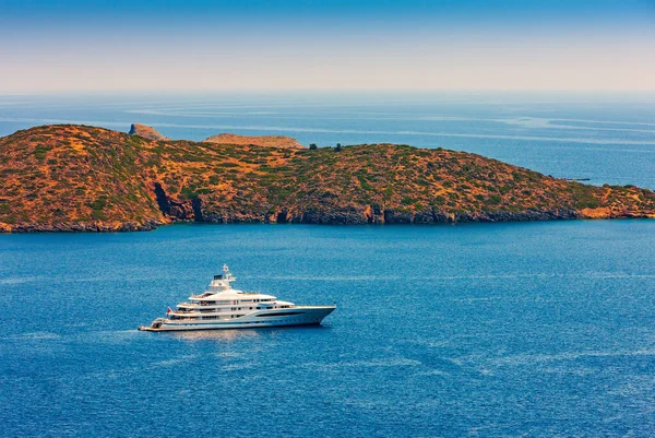 Velká luxusní bílá jachta u pobřeží Kréty, Řecko. — Stock fotografie