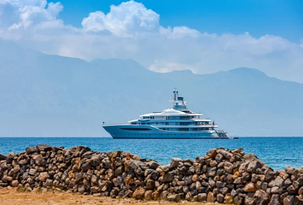 Large luxury white yacht off the coast of Crete, Greece. — Stock Photo, Image