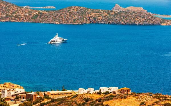 希腊克里特岛海岸外的大型豪华白色游艇. — 图库照片