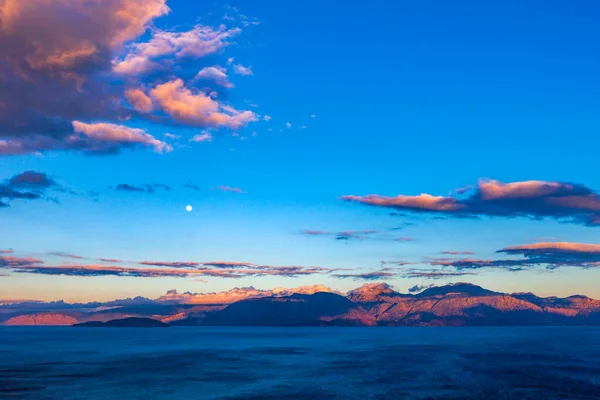 Paisaje marino cretense al atardecer con montañas, luna y nubes. Creta — Foto de Stock