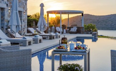 Açık havuzun yanında meyve ve kahve servis masası..