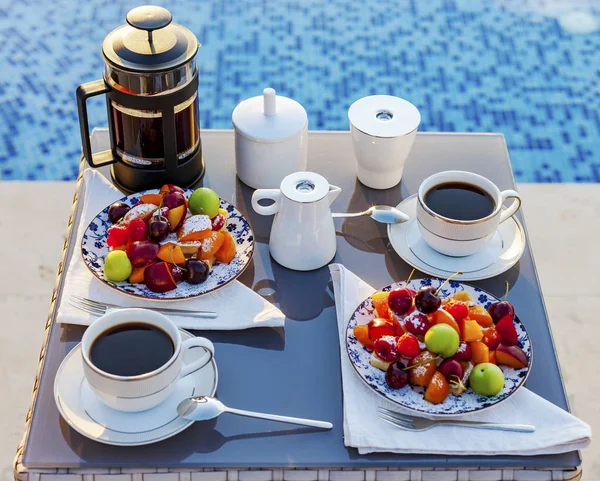 Serving table with fruits and coffee near the outdoor pool. — Stock Photo, Image