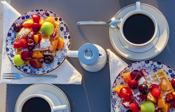 Serving table with fruits and coffee. — Stock Photo, Image