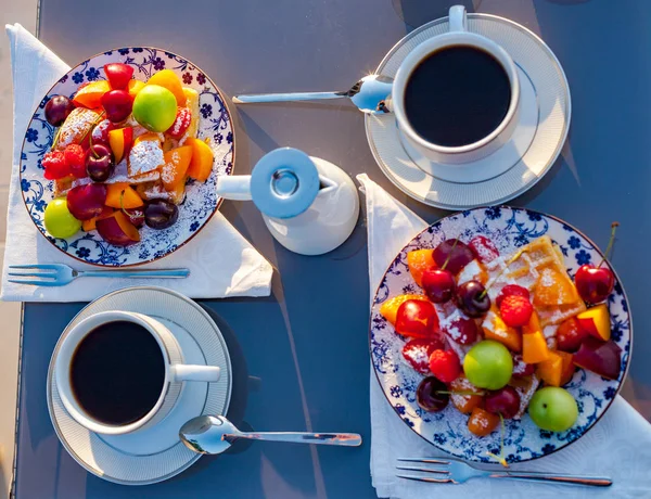 有水果和咖啡的餐桌. — 图库照片