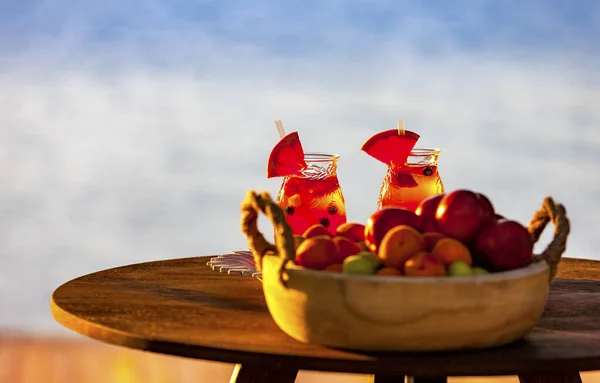 Limonádé és gyümölcs a tengerparton. — Stock Fotó