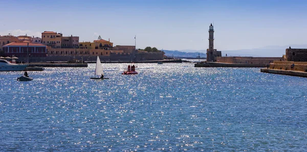 Gamla hamnen i Chania med fyr, Kreta, Grekland. — Stockfoto