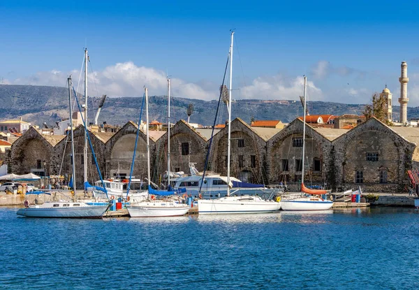 Jachten en boten afgemeerd in de buurt van de Venetiaanse Neoria, Chania, Kreta, — Stockfoto