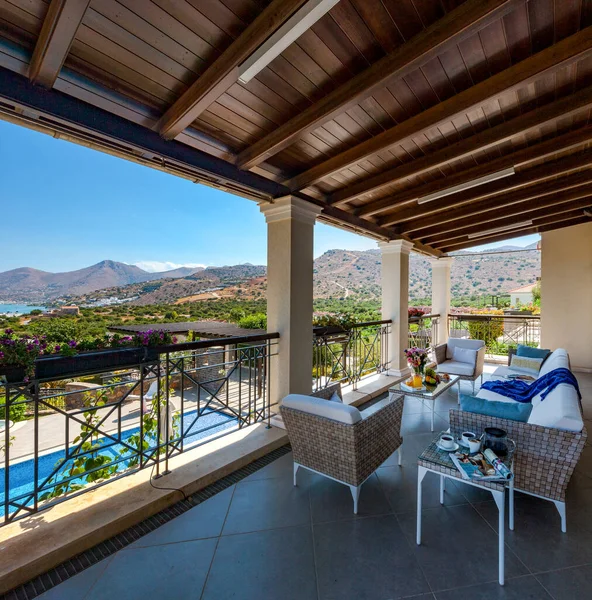 Colazione Sulla Veranda Una Lussuosa Casa Con Giardino — Foto Stock