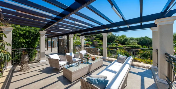 Colazione Sulla Veranda Una Lussuosa Casa Con Giardino — Foto Stock