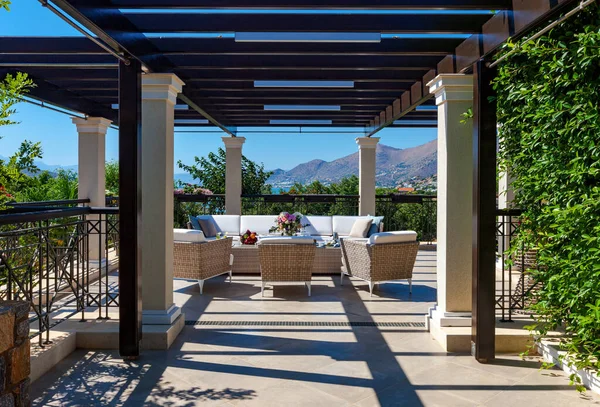 Breakfast on the veranda of a luxurious garden home. — Stock Image Breakfast Veranda Luxurious Garden Home Stock Image
