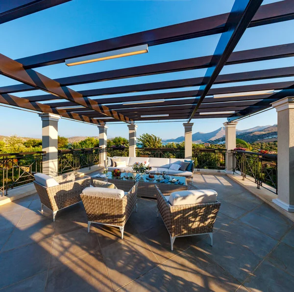 Colazione Sulla Veranda Una Lussuosa Casa Con Giardino Immagine Stock