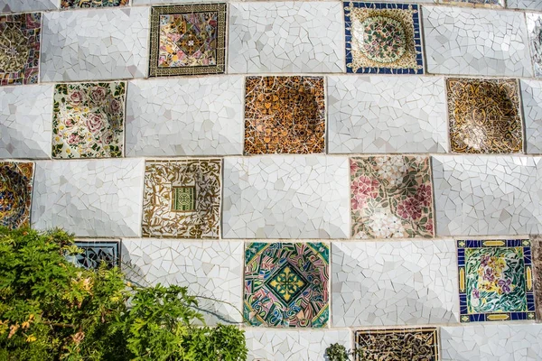 Primer plano del mosaico de baldosas de cerámica de colores de Antoni Gaudí en su Parc Güell, Barcelona, España —  Fotos de Stock