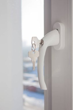 Kilitlenebilir saplı beyaz PVC pencere