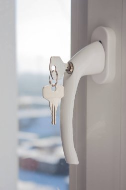 Kilitlenebilir saplı beyaz PVC pencere