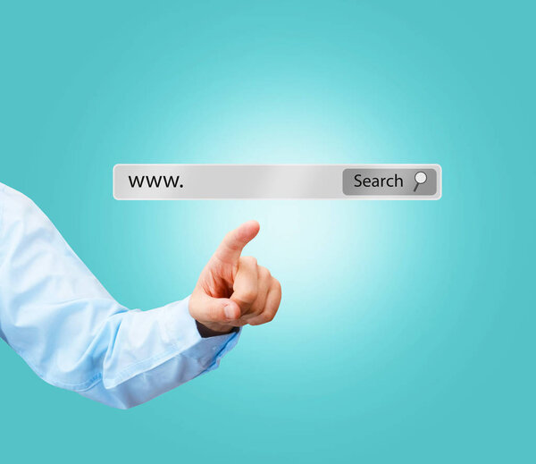 Технология, система поиска и интернет-концепция - мужская кнопка поиска вручную
