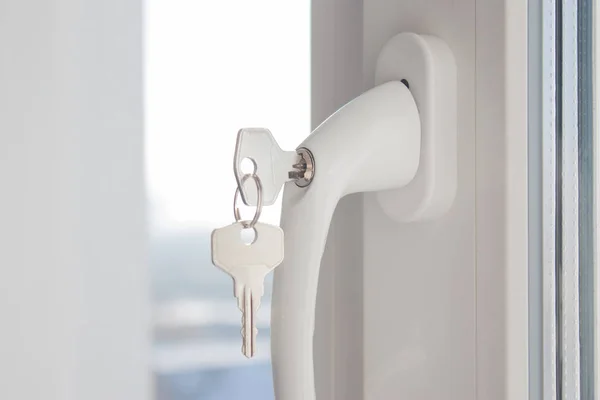 Białe okna PCV z klamka z kluczykiem — Zdjęcie stockowe