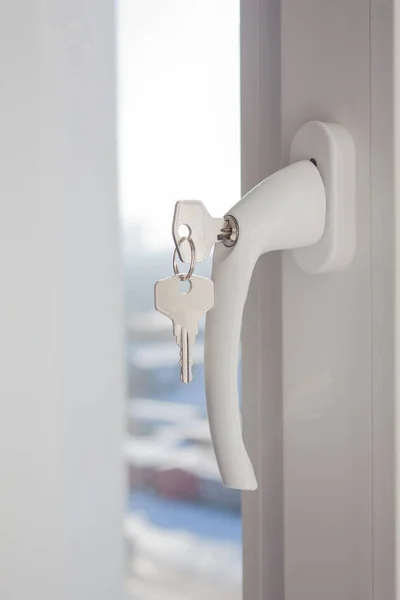 Białe okna PCV z klamka z kluczykiem — Zdjęcie stockowe