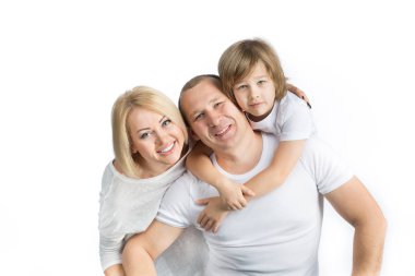 Beyaz arka planda mutlu bir aile
