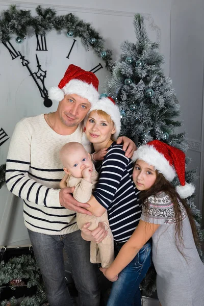 Familia de Navidad en sombreros rojos — Foto de Stock