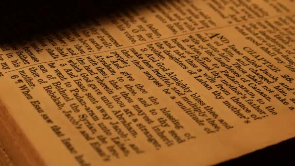 Старая Библия — стоковое видео