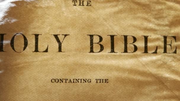 Antigua Santa Biblia — Vídeo de stock