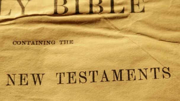 Старий Священну Біблію — стокове відео