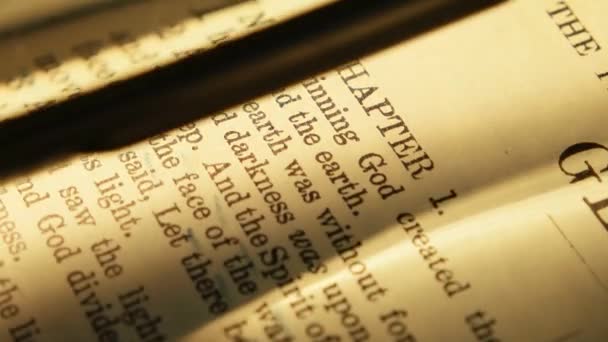 Alte heilige Bibel — Stockvideo