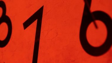 Saat yüzü geçiyor