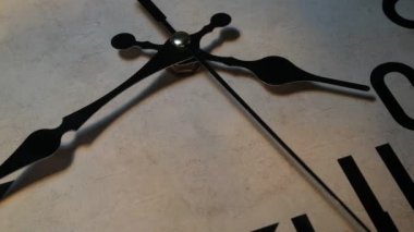 Saat yüzü geçiyor