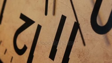 Saat yüzü geçiyor