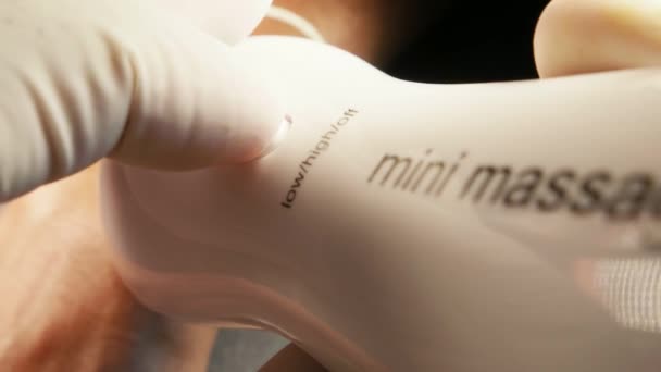 Mini massageador vibrando — Vídeo de Stock