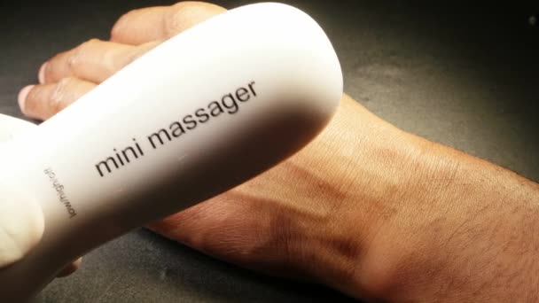 Mini massageador vibrando — Vídeo de Stock