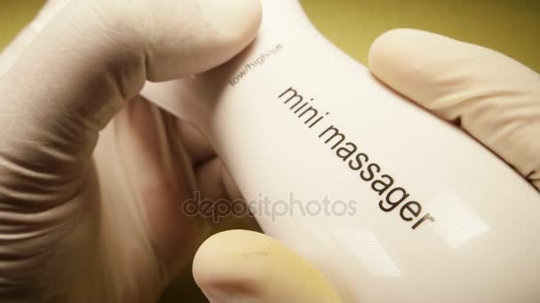 Mini-Massagegerät vibriert — Stockvideo