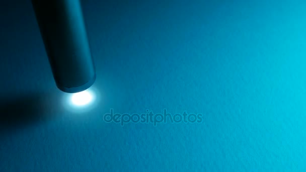 Mini-Taschenlampe aus nächster Nähe — Stockvideo