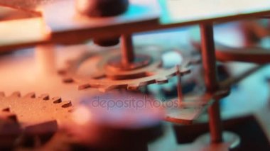 Saat mekanizması çalışır