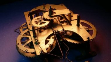 Saat mekanizması çalışır