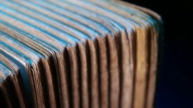 Eski bir kitabın kapağını kapat