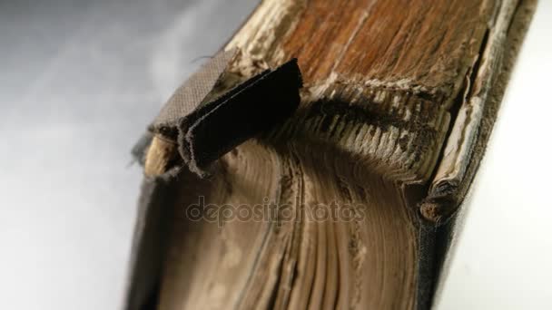 Gros plan d'un vieux livre