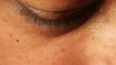 İnsan gözünü kapat. 