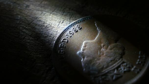 Крупный план очень старых монет — стоковое видео
