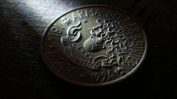 Primer plano de monedas muy antiguas — Vídeos de Stock