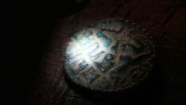 Närbild av mycket gamla mynt — Stockvideo