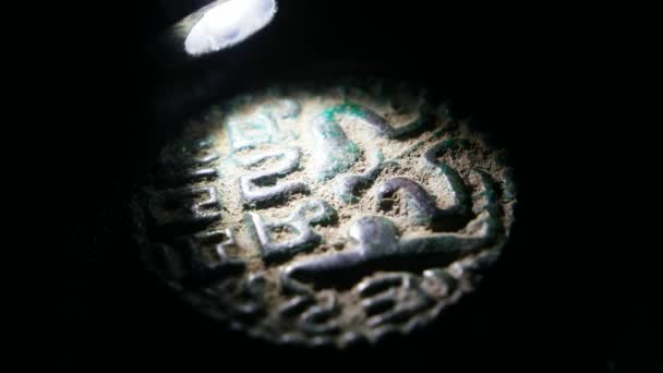 Detailní záběr z velmi starých mincí — Stock video