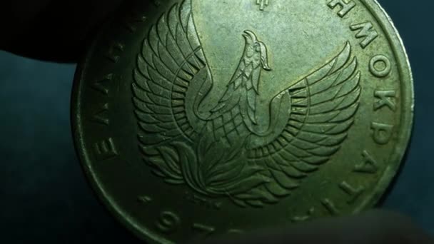 Primer plano de monedas muy antiguas — Vídeo de stock